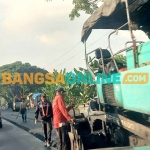 Proses pengerjaan peningkatan jalan di Kabupaten Mojokerto. Foto: ROCHMAT SAIFUL ARIS/BANGSAONLINE