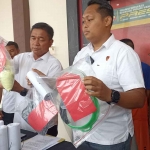 Petugas saat menunjukkan barang bukti bahan pembuat petasan di Polres Jombang, Senin (20/3/2023)