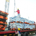 Petugas saat menyiapkan pengiriman pupuk di sejumlah wilayah. foto: SYUHUD/ BANGSAONLINE