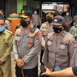 Kapolda Jatim Irjen Pol Nico Afinta didampingi Aiptu Sumilak saat tiba di Pasar Pon, Mojokerto.