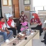 LSM Gerakan Anak Indonesia Bersatu (GAIB) saat mendatangi Dinas Pertanian Kabupaten Pasuruan. (foto: ist)