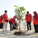 Proses penanaman pohon di Kagama Lamongan yang dilakukan oleh PPNI Lamongan dan dihadiri oleh Bupati Yuhronur Efendi. (Ist)