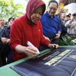Wali Kota Surabaya Tri Rismaharini menandatangani prasasti peresmian jogging track di KBS.
