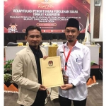 Ketua KPU Gresik, Akhmad Taufik (kiri), saat menyerahkan hasil rekapitulasi Pilkada 2024 kepada tim pemenangan pasangan Yani-Alif. Foto: Ist