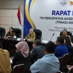 Wali Kota Kediri bersama Kepala OJK Kediri saat rapat kerja TPKAD. Foto: Ist 