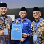 Pasangan Bacabup dan Bacawabup Pasuruan Rusdi Sutejo - Shobih Asrori saat menerima rekom dari Partai Demokrat.