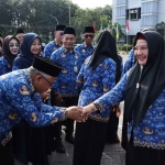 Wakil Bupati Gresik, Aminatun Habibah (kanan), ketika berjabat tangan dengan Asisten Sekda, Misbahul Munir, usai memimpin apel. Foto: Ist