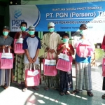 Warga Dusun Buden saat menerima paket sembako.

