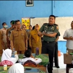 Dandim 0826/Pamekasan Letkol Herik Prasetiawan saat meninjau pelaksanaan MBG di SDN Barurambat Kota 1.