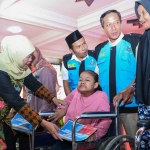 Gubernur Khofifah saat menyalurkan bantuan di Pendopo Graha Majatama, Kabupaten Mojokerto.