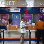 Calon penumpang saat memesan tiket kereta api. 