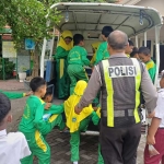 Petugas dari Polsek Krian saat menyapa anak-anak sekolah.