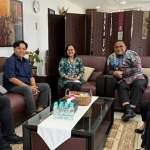 Owner Barong Grup, Gus Lilur, ketika berkonsultasi dengan Wakil Duta Besar RI untuk Malaysia, Danang Waskito, bersama sejumlah staf KBRI. Foto: Ist