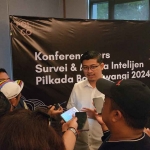 Direktur Eksekutif Polco, Rico Pahlawan, saat memberi keterangan ke awak media terkait Pilkada Banyuwangi 2024.