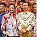 Kepala Dinas Pengairan Drs. Karna Suswandi, MM saat bersama dengan Presiden Jokowi. (Sugiyanto/BangsaOnline)