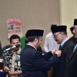 Ketua DPRD Lamongan Debby Kurniawan saat memasangkan pin kepada tiga anggota DPRD yang baru dilantik.