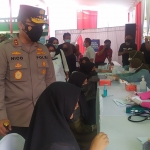  Kapolda Jawa Timur, Irjen Pol Nico Afinta, saat meninjau giat vaksinasi di Pondok Pesantren Mambaul Ma’arif.