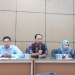 Dari kiri, Komisioner KPU Gresik Makmun, Akhmad Roni (Ketua), dan Elvita Yuliati saat memberikan keterangan terkait hasil penyortiran surat suara Pemilu, pada 22 Maret lalu. foto: SYUHUD/ BANGSAONLINE