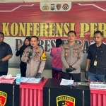 Tersangka SL saat dihadirkan dalam rilis pers di Mapolres Tuban.