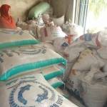 AMAN. Bulog Sub Divre Bojonegoro pastikan cadangan beras pada bulan Ramadan aman. Tampak penjual beras sedang menujukan dagangan berasnya. Foto: Eky Nurhadi/BANGSAONLINE