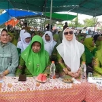 Anna Muawanah (dua dari kanan) saat menghadiri acara Muslimat Nahdlatul Ulama (NU) di Desa Betet, Kecamatan Kepohbaru, Kabupaten Bojonegoro.