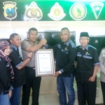 Kapolres AKBP Febby Hutagalung saat memberikan penghargaan kepada komunitas Berkas.