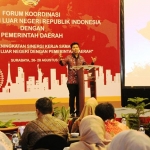 Wakil Gubernur Jatim Emil Elestianto Dardak memberi sambutan pada acara Forum Organisasi Kemenlu RI dengan Pemda di JW-Marriot, Surabaya. foto: istimewa/ bangsaonline