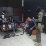 Petugas Dispol PP Gresik saat razia kafe yang menyediakan miras. Foto: SYUHUD/ BANGSAONLINE