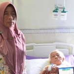 Tatik Yulianti (48), warga Desa Sanan, Kecamatan Pace, Nganjuk, bersama ibunya, Siti Asiyah (76).