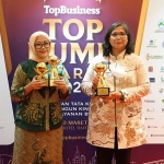 Pj. Wali Kota Kediri Zanariah (kanan) saat menerima penghargaan top pembina BUMD. Foto: Ist. 