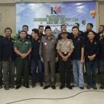 Foto bersama anggota KJS dengan perwakilan Forpimda usai pengukuhan. foto: rahamtullah/ BANGSAONLINE