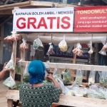 Warung sayuran gratis bagi warga terdampak covid-19. (foto: Muji Harjita/ BANGSAONLINE)