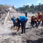 Aksi Relawan Blue Helmet bersama Basarnas saat mencari korban erupsi Gunung Semeru di Lumajang. foto: ist.