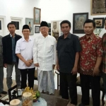 Cak Nur saat sowan ke kediaman Gus Solah di komplek Pondok Pesantren Tebuireng, Jombang. foto: Cak Nur for BO