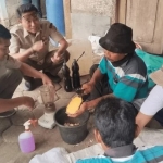 Para petani Bojonegoro saat membuat dekomposer cair secara swadaya