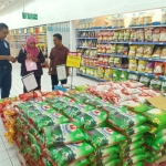 Petugas DKPP Kota Kediri saat melakukan monitoring ke sejumlah pedagang. (Ist).