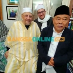 Syaikh Abdul Baits Kattani saat menerima Prof Dr KH Asep Saifuddun Chalim. MA, di kamar pribadinya yang sempit di kawasan Aleksandria Mesir. Tampak di belakangnya Syaikh 