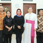 Calon Wakil Gubernur Jawa Timur Puti Guntur Soekarno saat berfoto bersama Uskup Gereja Katolik Keuskupan Malang Mgr. Henricus Pidyarto Gunawan, O.Carm.
