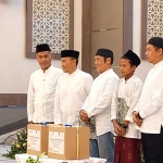 Dirintelkam Polda Jatim saat membagikan santunan kepada anak yatim piatu.