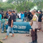 Prosesi pemakaman keempat korban meninggal dunia dalam peristiwa kecelakaan di perlintasan tanpa palang pintu Desa Gununggangsir, Beji Pasuruan. Foto: Ist.