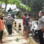 Petugas dan warga mendatangi lokasi kecelakaan kerja yang melibatkan petugas PLN di Desa Bicorong Kecamatan Pakong, Pamekasan. 