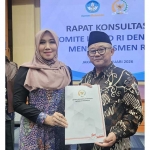 Ning Lia saat bersama Mendikdasmen.