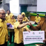 Sekretaris Perusahaan Petrokimia Gresik, Wahyudi, secara simbolis menyerahkan bantuan kepada abang becak. foto: SYUHUD/ BANGSAONLINE