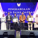 Wali Kota Kediri Abdullah Abu Bakar bersama Wajib Pajak Daerah 2023 yang menerima penghargaan. 