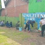 Giat bersih-bersih sekolah yang dilakukan Satgas TMMD ke-127 Kodim 0809/Kediri. Foto: Ist