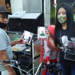 Relawan Surabaya Berlian yang merupakan pendukung Lia Istifhama saat menggelar aksi sosial membagikan masker kepada masyarakat. foto: ist.