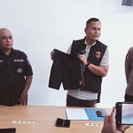 Kasatreskrim Polres Batu, Iptu Joko Suprianto, menunjukkan barang bukti celana pendek berlogo Brimob yang digunakan tersangka untuk meyakinkan korban.