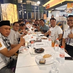 Pengunjung Sukarame Food Court Gressmall sedang asyik berbincang dengan menikmati hidangan buka puasa. (Ist)