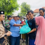 Kholilurrahman (kiri menggunakan kopyah) bersama Sukriyanto mendatangi rumah yang terdampak angin Kencang di Pamekasan.