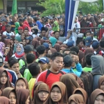 Ribuan peserta jalan sehat menunggu pengundian doorprize. foto: SYUHUD/ BANGSAONLINE